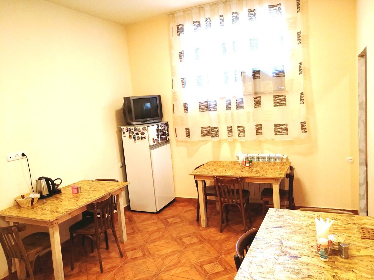 Shat Lav Hostel เยเรวาน ภายนอก รูปภาพ