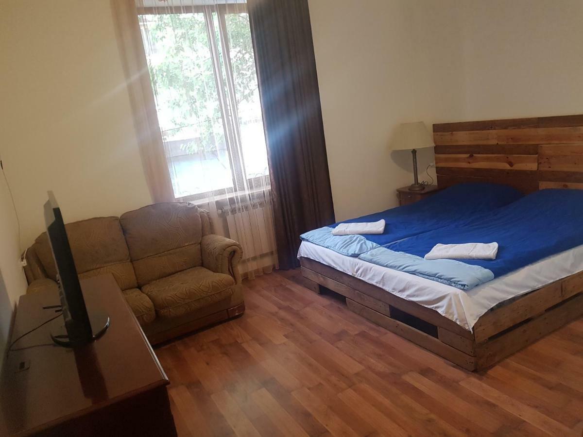 Shat Lav Hostel เยเรวาน ภายนอก รูปภาพ